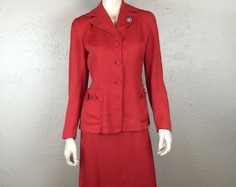 Labios sueltos hunden barcos - Vintage 1940s WW2 Lápiz labial Traje de gabardina de lana roja - 6/8