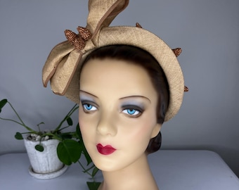 VTG 1940s The Harris Company Cellophane Straw Tilt Hat Architectural Bow & Plume Vintage 1940s 1950s Hat Tilt Veil Blue Cellophane Straw  main image 3