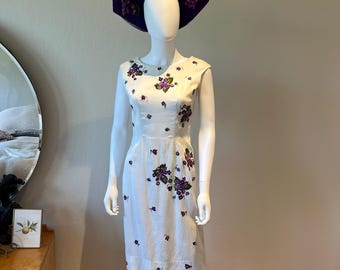 No Shrinking Violet - Vintage 1960s White Linen Wiggle Dress w/Violet Embroidered - 2/4