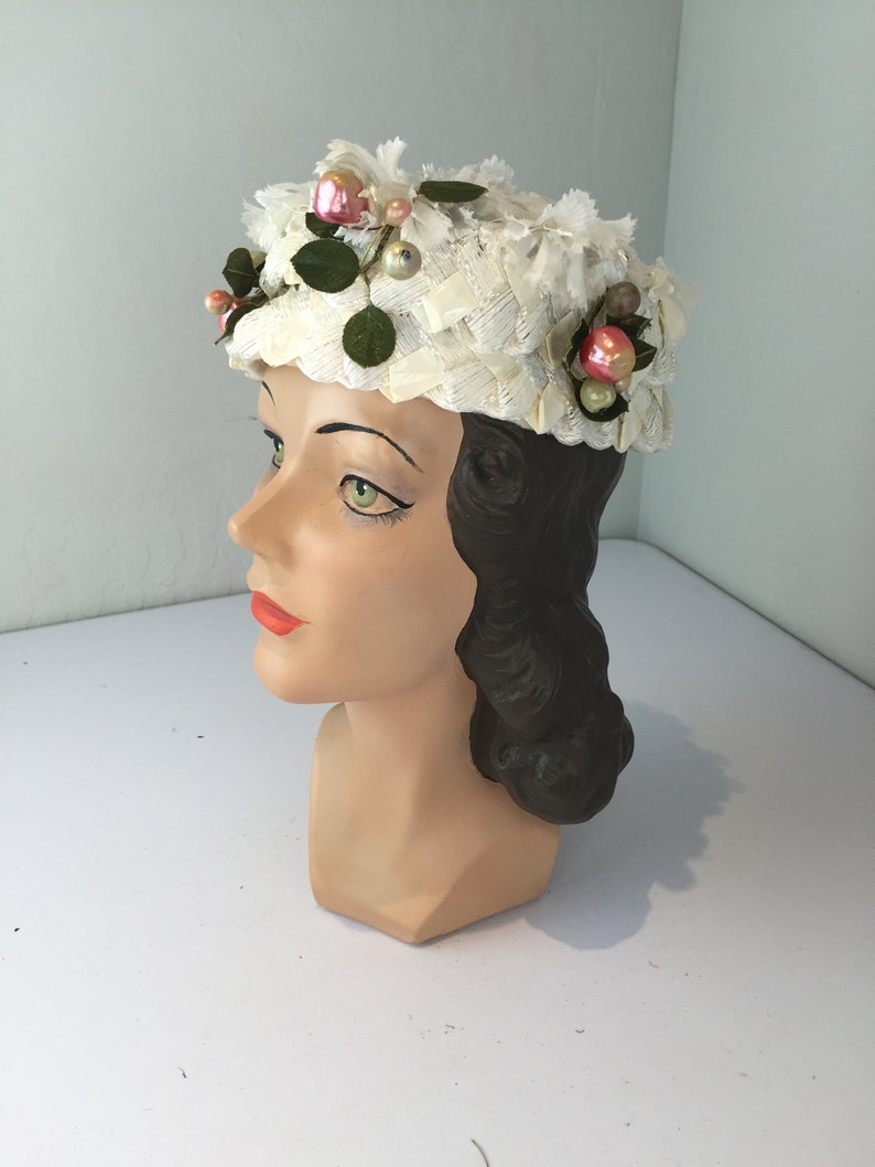 Subtle Touch of Style Vintage 1950s 1960s Ivory White Raffia Woven Pill Box Hat w/Berries image 4