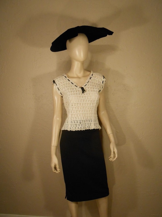 Pure As Snow - Vintage 1940s Ivory Lace Double V N