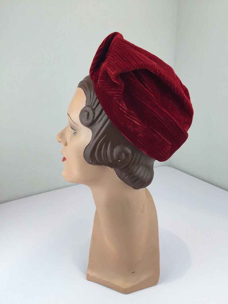 Geometric Charm Vintage 1930s Ruby Red Velvet Deco Stitch Work Sculpted Turban Styled Hat image 9