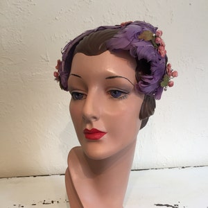 Did You See the Groomsmen Vintage 1940s 1950s Lilac Lavender Curled Feather & Floral Cookie Cutter Hat Fascinator image 1