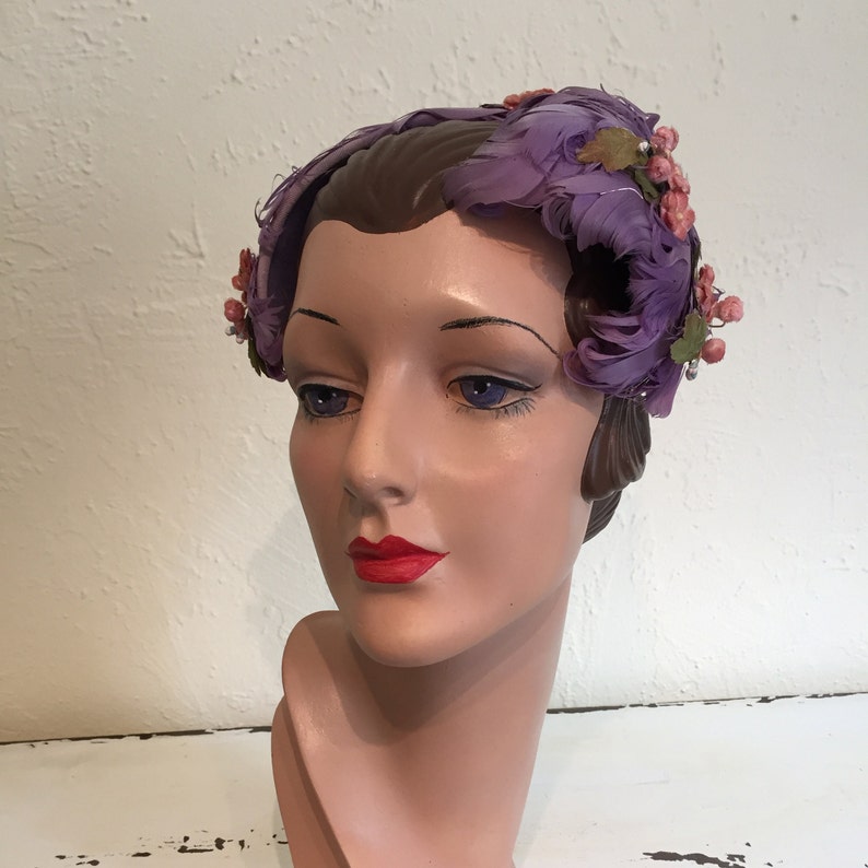 Did You See the Groomsmen Vintage 1940s 1950s Lilac Lavender Curled Feather & Floral Cookie Cutter Hat Fascinator image 1