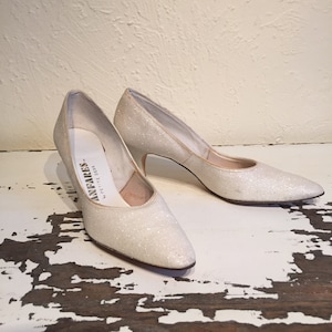 Sprinkle With Snowflakes - Vintage 1950s Ivory Glitter Fanfare Pumps Heels Shoes - 8AA