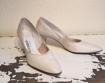Sprinkle With Snowflakes - Vintage 1950s Ivory Glitter Fanfare Pumps Heels Shoes - 8AA