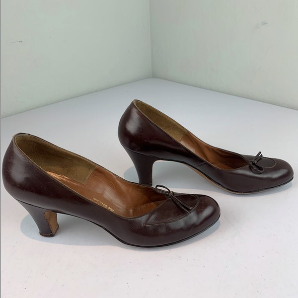 The Walk of a Siren - Vintage 1950s Delman Brown Leather Classic Lower Pumps Heels Shoes - 8AA