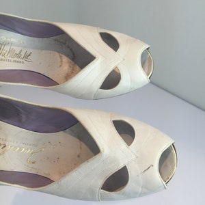 She Won That Contest Vintage 1950s White Open Work Leather Pumps Shoes Heels 9B image 4