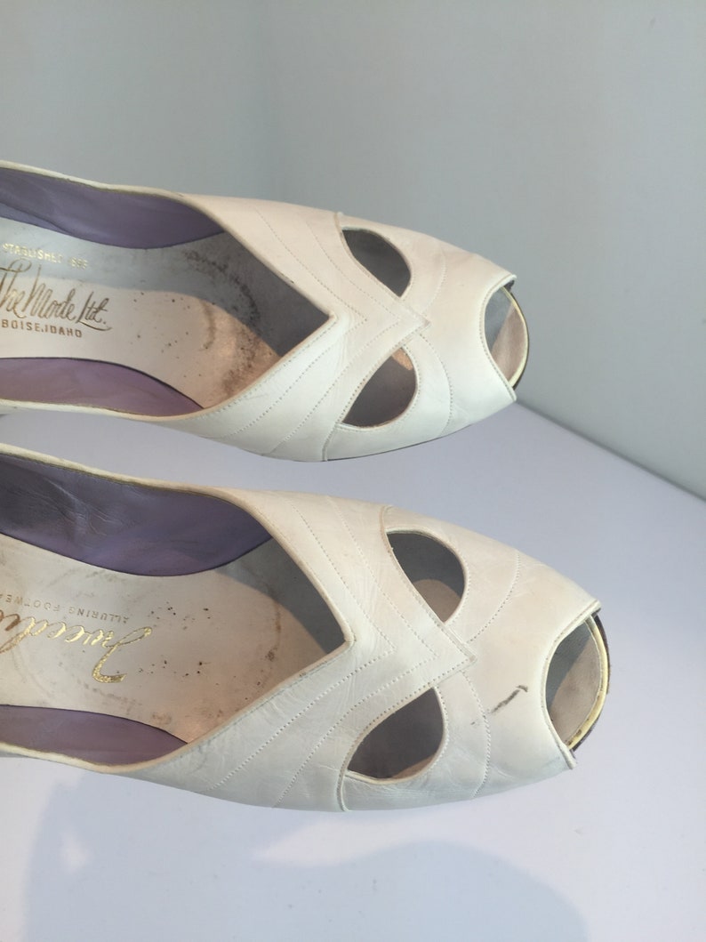 She Won That Contest Vintage 1950s White Open Work Leather Pumps Shoes Heels 9B image 4