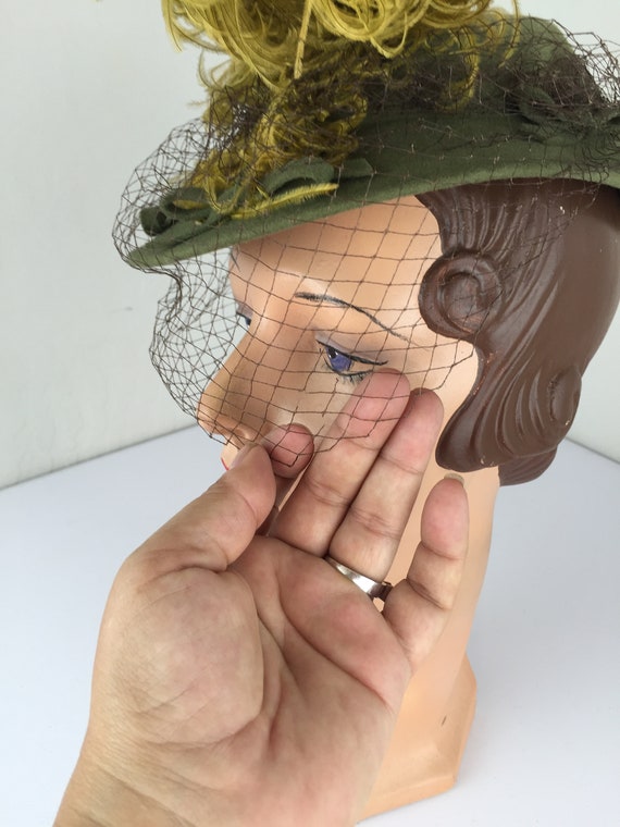 MAJESTIC DESIGNER 1940s\' GREEN FELT TILT HAT + CURLY FEATHERS + VELVET BOWS/VEIL P1260114__01297.1761760154.JPG?c=2 main image 4