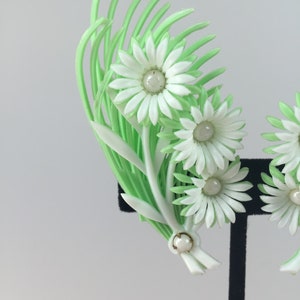 Climb the Summer Skies Vintage 1950s 1960s NOS Bright Green & White Soft Plastic Floral Climber Clip On Earrings image 4