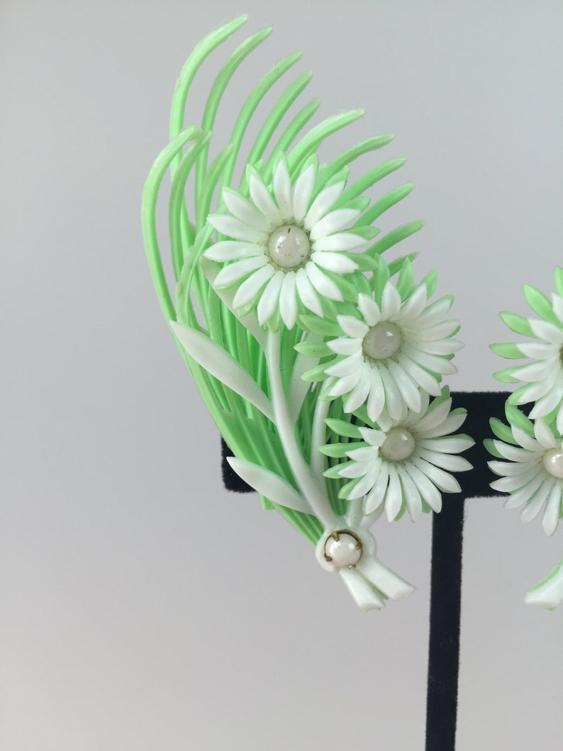 Climb the Summer Skies Vintage 1950s 1960s NOS Bright Green & White Soft Plastic Floral Climber Clip On Earrings image 4