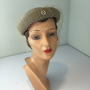 Suited Perfectly - Vintage 1940s 1950s Light Taupe Stone Wool Felt VeiledCaplet Hat