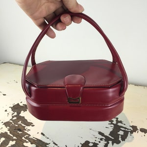 Lucy's Lonely Strolls - Vintage 1950s Oxblood Burgund Kunstleder Achteck-Sarg Box Handtasche