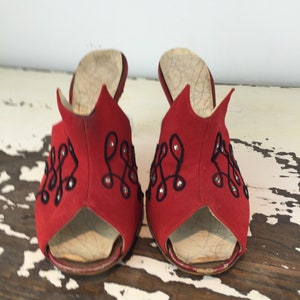 Summertime in Venice Vintage 1950s Lipstick Red Nubuck Leather Slide Mule Heels w/Black Soutache RARE 9B image 3