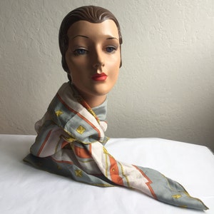 Over schouder looks - Vintage jaren 1950 Oleg Cassini Grijs Grijs Oranje Medaillon Zijden Sjaal