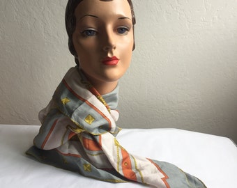 Over Shoulder Looks - vintage années 1950 années 1960 Oleg Cassini Gris Gris Orange Médaillon Foulard en soie