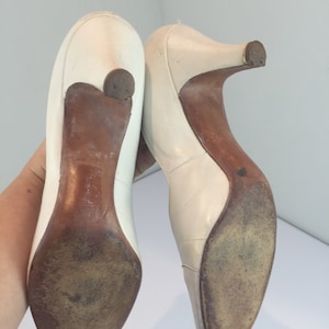 She Won That Contest Vintage 1950s White Open Work Leather Pumps Shoes Heels 9B image 7