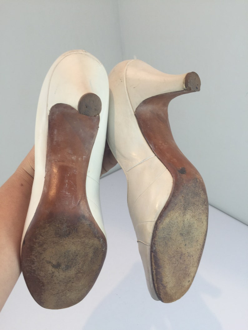 She Won That Contest Vintage 1950s White Open Work Leather Pumps Shoes Heels 9B image 7