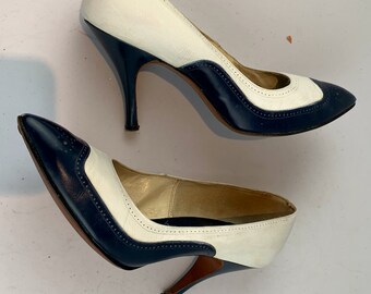 Sky High She Flew - Vintage 1950s 1960s Navy Blue & White Leather Spectator Pumps Shoes Heels - 7B