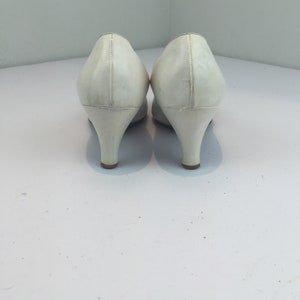 She Won That Contest Vintage 1950s White Open Work Leather Pumps Shoes Heels 9B image 5