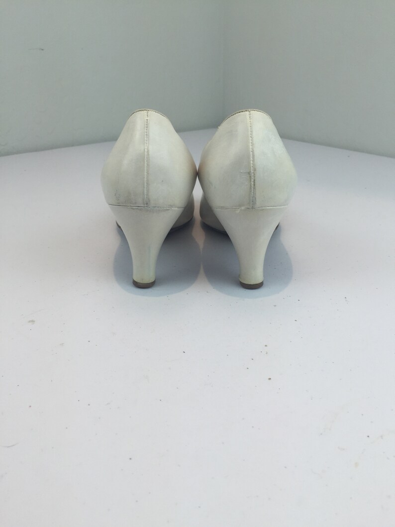 She Won That Contest Vintage 1950s White Open Work Leather Pumps Shoes Heels 9B image 5