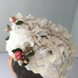 Subtle Touch of Style Vintage 1950s 1960s Ivory White Raffia Woven Pill Box Hat w/Berries image 8