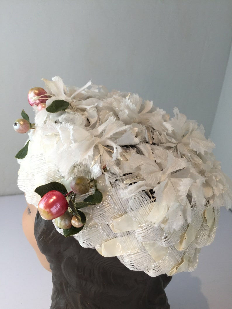 Subtle Touch of Style Vintage 1950s 1960s Ivory White Raffia Woven Pill Box Hat w/Berries image 8