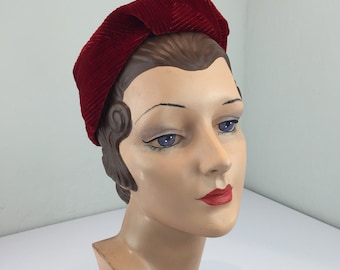 Charme géométrique - chapeau de style turban sculpté vintage des années 1930 en velours rouge rubis avec coutures décoratives