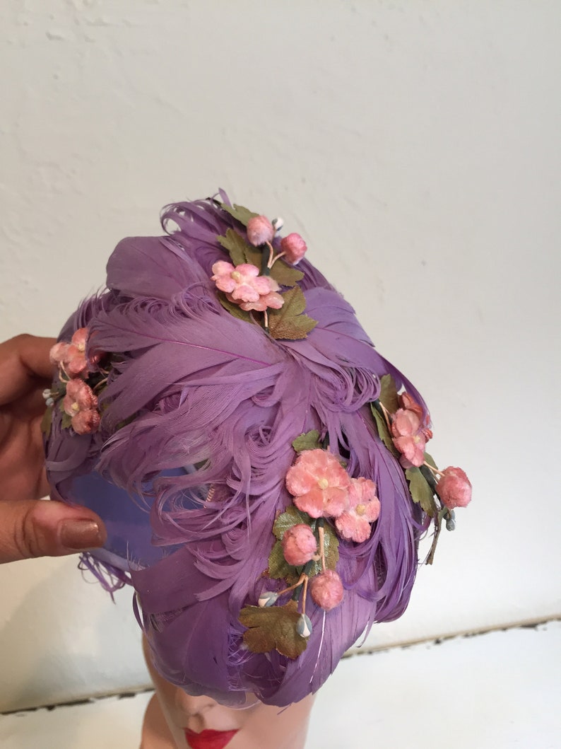 Did You See the Groomsmen Vintage 1940s 1950s Lilac Lavender Curled Feather & Floral Cookie Cutter Hat Fascinator image 6