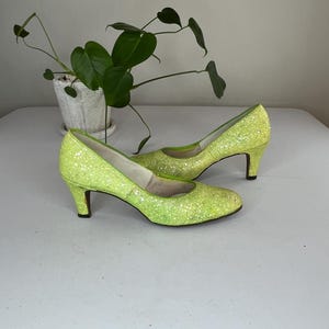 Stand Out Shoes - Vintage 1960s Chartreuse Lime Green Sparkling Heels Pumps - 7AA