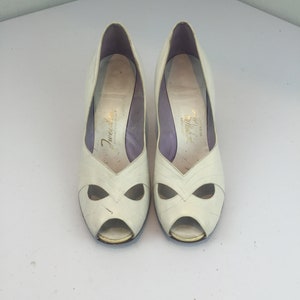 She Won That Contest Vintage 1950s White Open Work Leather Pumps Shoes Heels 9B image 3