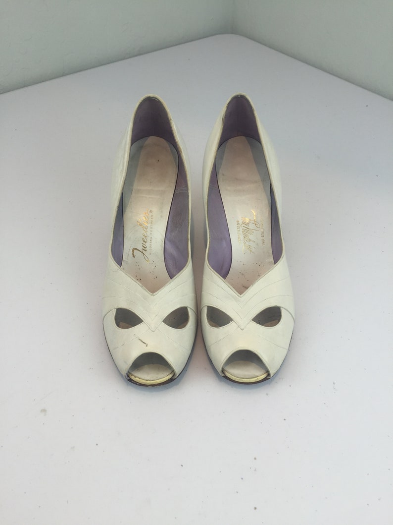 She Won That Contest Vintage 1950s White Open Work Leather Pumps Shoes Heels 9B image 3