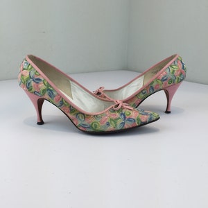 Her Pastel Pink Mood - Vintage 1950s 1960s Pastel Open Work Fabric Heels Shoes - 7AA