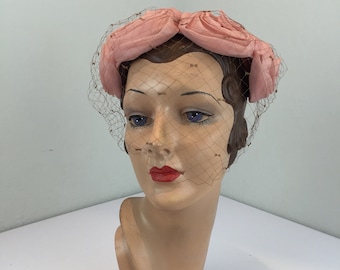 Son look parisien - chapeau caplet avec voile et mousseline de soie rose mauve vintage des années 1950