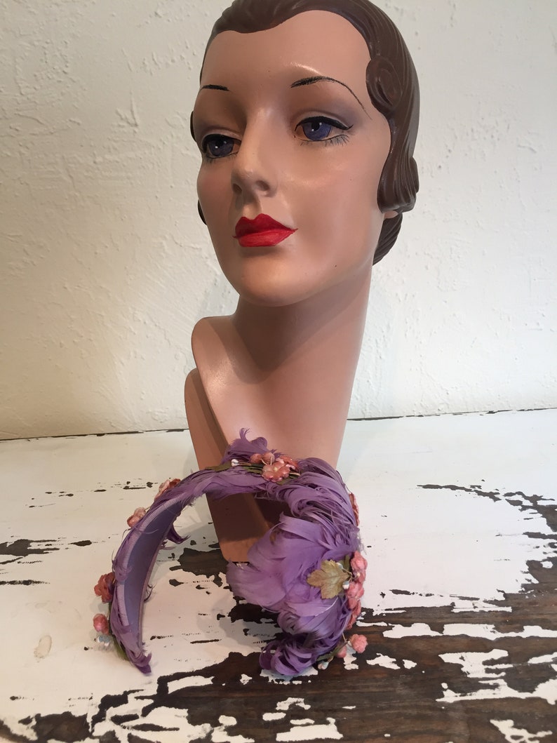 Did You See the Groomsmen Vintage 1940s 1950s Lilac Lavender Curled Feather & Floral Cookie Cutter Hat Fascinator image 3