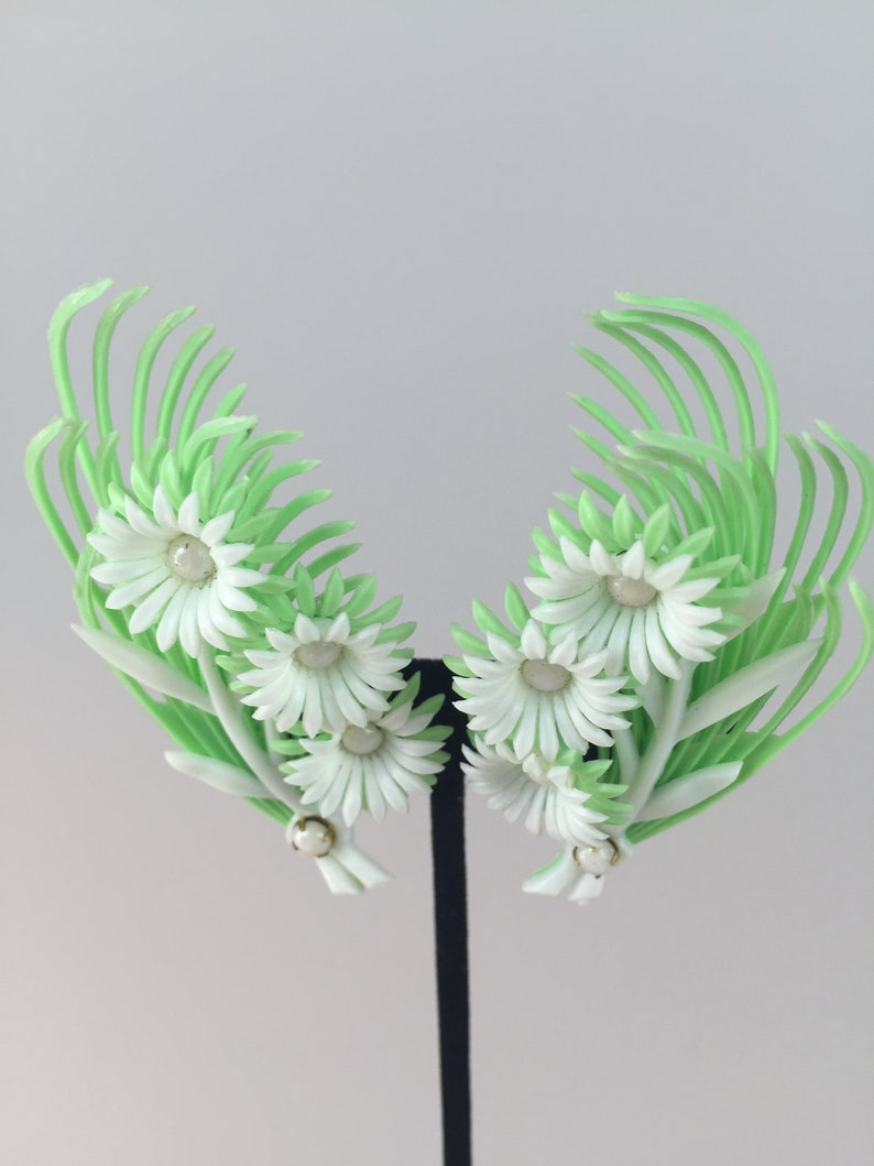 Climb the Summer Skies Vintage 1950s 1960s NOS Bright Green & White Soft Plastic Floral Climber Clip On Earrings image 3
