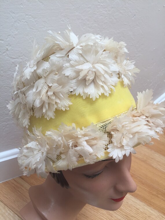 Skipping Into Spring - Vintage 1960s Daffodil Yel… - image 8