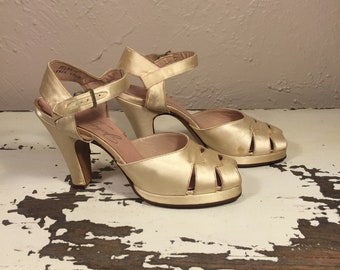 War Time Wedding Bliss - Vintage WW2 1940s Ivory Satin Platform Wedding Pumps Shoes Heels - 5 1/2AA