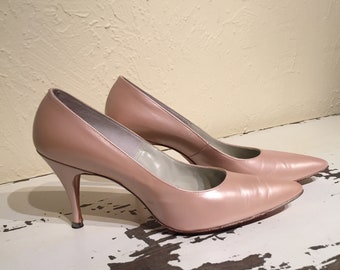 Betty Draper Strikes a Pose - Vintage 1950s 1960s Venus Shell Pink Pearlized Leather Stilettos - 9AA