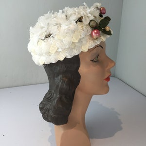 Subtle Touch of Style Vintage 1950s 1960s Ivory White Raffia Woven Pill Box Hat w/Berries image 5