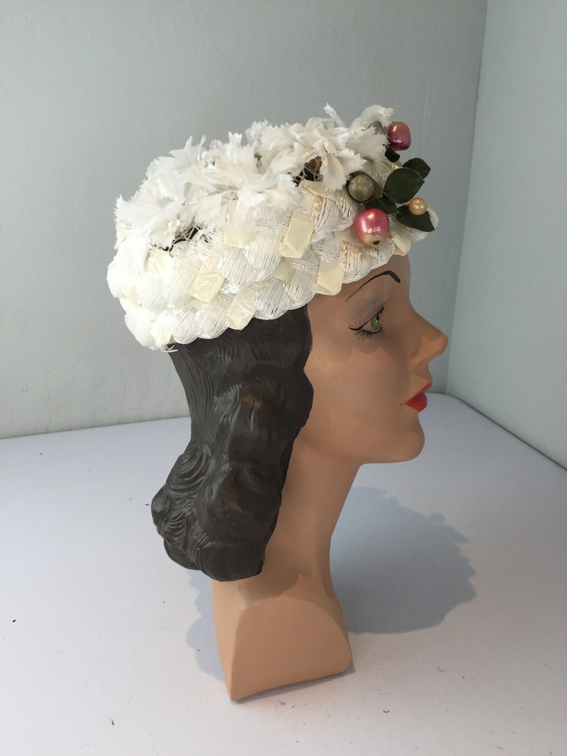 Subtle Touch of Style Vintage 1950s 1960s Ivory White Raffia Woven Pill Box Hat w/Berries image 5