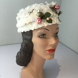 Subtle Touch of Style Vintage 1950s 1960s Ivory White Raffia Woven Pill Box Hat w/Berries image 3