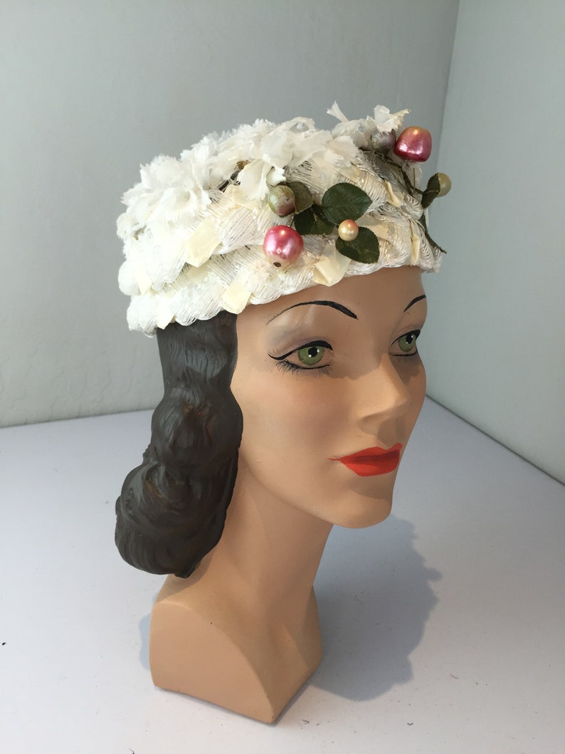 Subtle Touch of Style Vintage 1950s 1960s Ivory White Raffia Woven Pill Box Hat w/Berries image 3