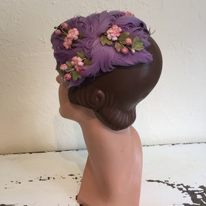 Did You See the Groomsmen Vintage 1940s 1950s Lilac Lavender Curled Feather & Floral Cookie Cutter Hat Fascinator image 7