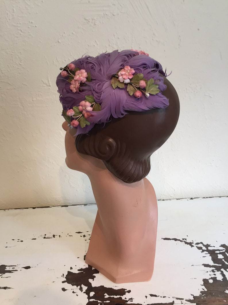Did You See the Groomsmen Vintage 1940s 1950s Lilac Lavender Curled Feather & Floral Cookie Cutter Hat Fascinator image 7