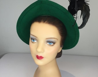 Attractions of Elegance - Vintage 1940s Forest Green Wool Felt Sculpted Caplet Hat w/Ostrich Plume