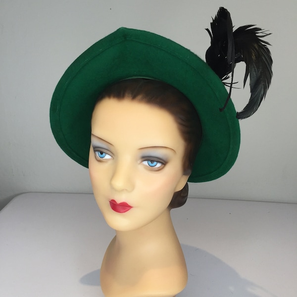 Attractions of Elegance - Vintage 1940s Forest Green Wool Felt Sculpted Caplet Hat w/Ostrich Plume