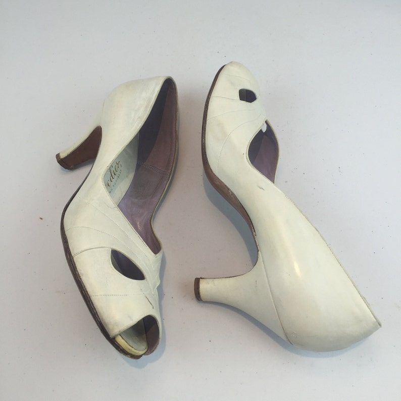 She Won That Contest Vintage 1950s White Open Work Leather Pumps Shoes Heels 9B image 1