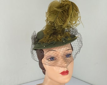 JAUNTY 1940\'s EMERALD GREEN FELT HAT WITH FEATHERS & HALF VEIL Emerald Green Wool Felt Fascinator: Vintage 1940s Teardrop  main image 2